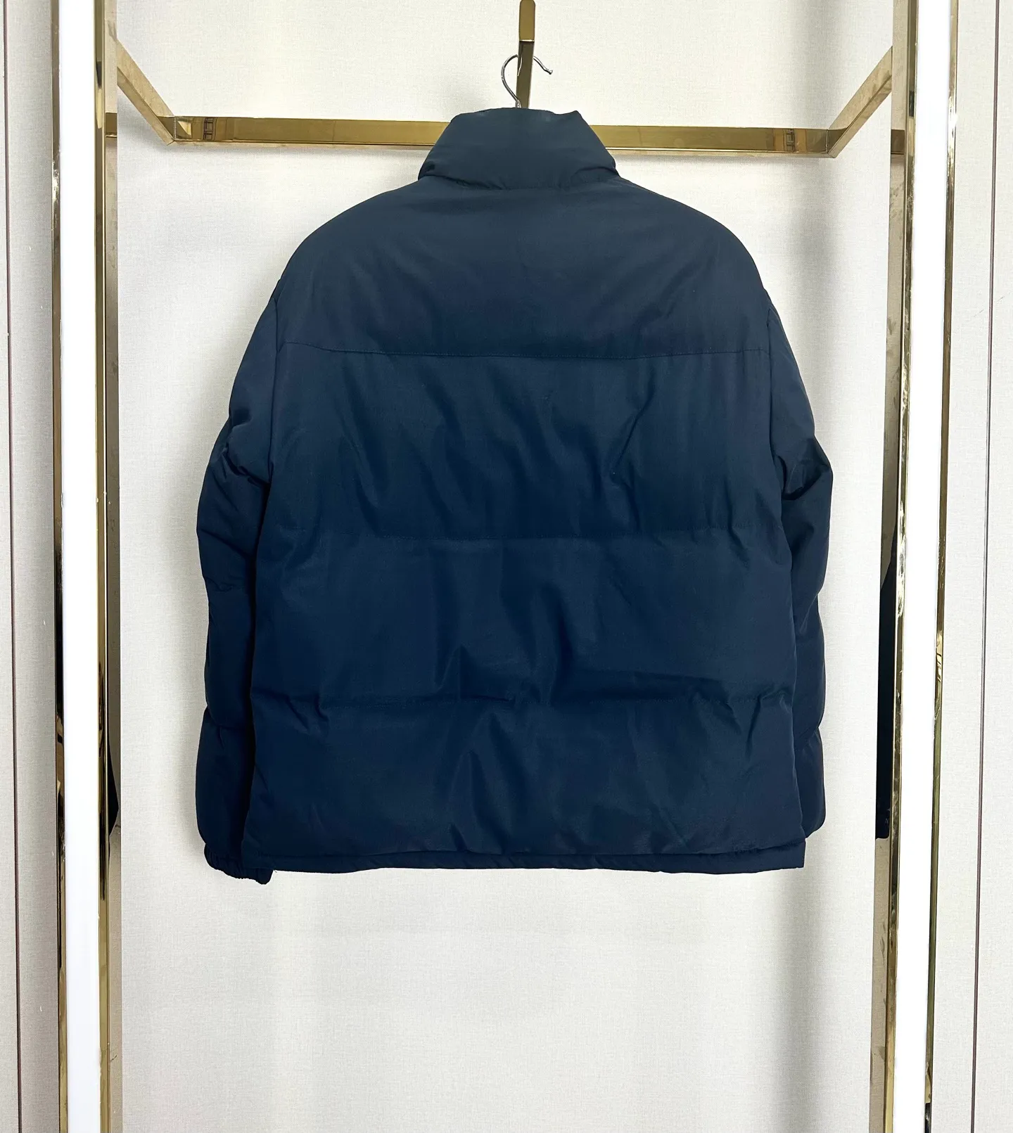 P340 (Front view) Stone Island Double-sided thickened Orly velvet embroidered cotton jacket. Color: black, army green, khaki, navy blue. Double-sided thickened Orly velvet. Thicker than most on the market. The reverse side is made of fine grained Orly velvet, double-sided design! Two clothes for one! Double the warmth! In addition, it has been treated with anti-static treatment, so it does not shed lint or stick to hair! The texture is quite good! Very high quality! Thousands of stitches of embroidery on the chest add a sense of design to the entire dress! The stand-up collar design makes the upper body look more energetic! It fits the neck very well and has better thermal insulation effect! Both the cuffs, hem and lining are all hemmed! Exquisite workmanship! More durable and less likely to deform! Pattern correction! Every detail is in place! The upper body effect is amazing, very firm! And it hides the flesh very well and makes you look slim! You can match it with whatever you want!